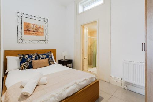 Lovely & Spacious 2 Bedr 2 Bath Earls Court - image 3