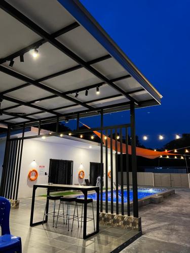 The Rina Homestay-Whole Villa with Private Pool,BBQ & Karaoke-1Min Beach- in Port Dickson