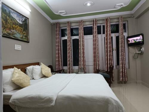 Pure Veg Snow Crest Inn in Satovari