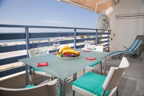 luxury beach front apt with seaside view and free parking, Split (photo 2)