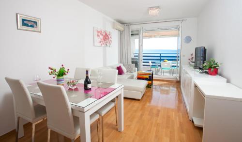 luxury beach front apt with seaside view and free parking, Split (photo 6)