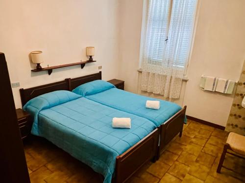 2 twin beds