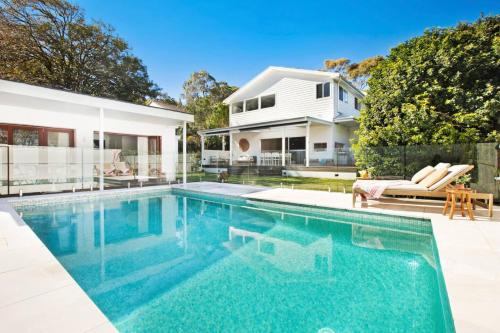 Sunlit Family Oasis with Pool Near to Manly Beach – khách sạn tại Manly