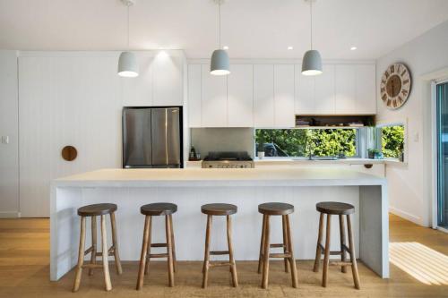 Sunlit Family Oasis with Pool Near to Manly Beach - image 7