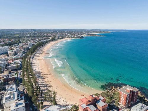 Sunlit Family Oasis with Pool Near to Manly Beach - image 11