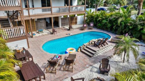 6 Bedrooms 4 Bath with sand and heated pool in Indian Rocks Beach (FL)