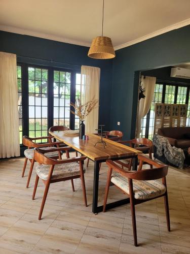 4 bedrooms, 7 beds