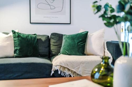 NEW Trafford Loft - Free Parking - Tap to explore photos