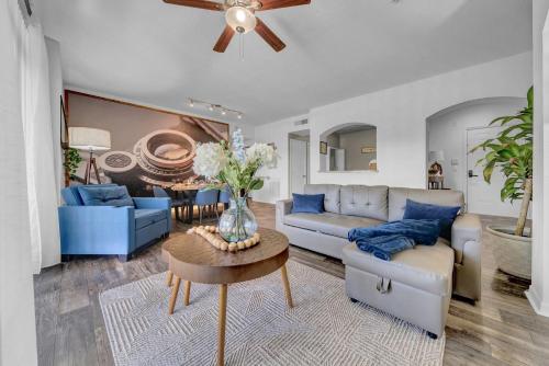 Vibrant 2BR2BA w King Bed Pool, Gym #11, Tampa