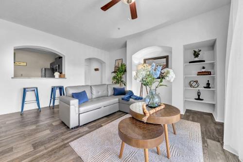 Vibrant 2BR2BA w King Bed Pool, Gym #11 in 城市與鄉村