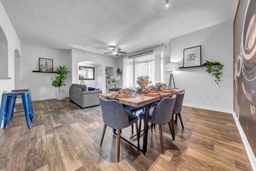 Vibrant 2BR2BA w King Bed Pool, Gym #11 in 城市與鄉村