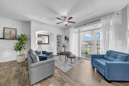 Vibrant 2BR2BA w King Bed Pool, Gym #11 in 城市與鄉村