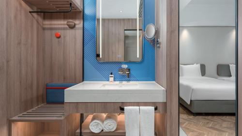room detail thumbnail 2