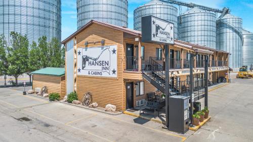 Hansen Inn & Cabins - image 7