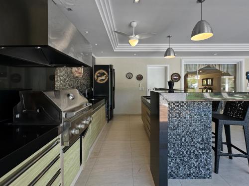廚房, Mansão com 5 suites Piscina Churrasqueira Ar condicionado (Mansao com 5 suites Piscina Churrasqueira Ar condicionado) in 雅爾丁阿卡普爾科