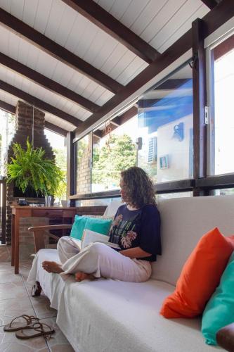 ห้องส่วนกลางสำหรับนั่งเล่น/ดูทีวี, Casa delas Ilhabela in หาดอิตากวันดูบา