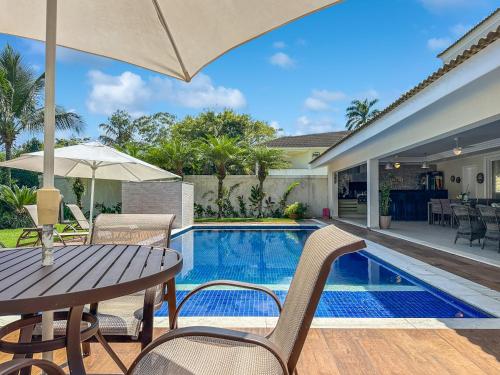 泳池, Mansão com 5 suites Piscina Churrasqueira Ar condicionado (Mansao com 5 suites Piscina Churrasqueira Ar condicionado) in 雅爾丁阿卡普爾科