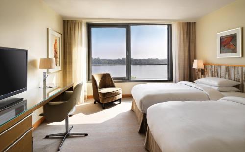 Twin Room with River View - Club Access