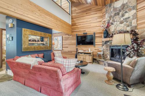 1763 Lakeside Getaway!