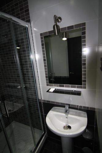 Hostal MH Fuencarral - image 13