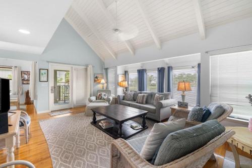 Oyster Catcher Oasis 3BR Villa Roof Top Balcony in Pawleys Island, USA