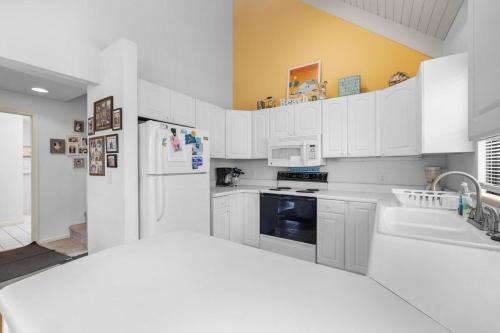 Oyster Catcher Oasis 3BR Villa Roof Top Balcony in Pawleys Island, USA