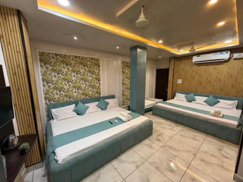 2 king beds, 1 twin bed