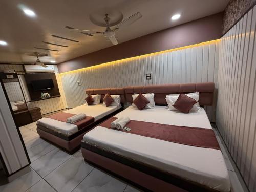 2 queen beds