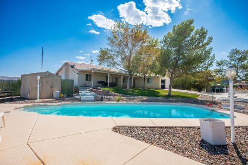 NEW! Vegas Pool Paradise, 4BR, BBQ, Sleeps 14, Las Vegas