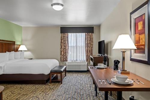 Ledgestone Hotel Billings - image 9