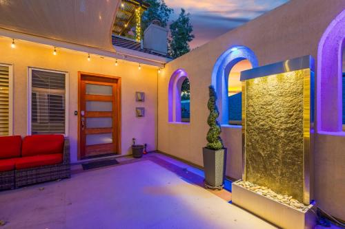 Heart Of Cherry Creek Group Retreat Hot Tub in 櫻桃灣