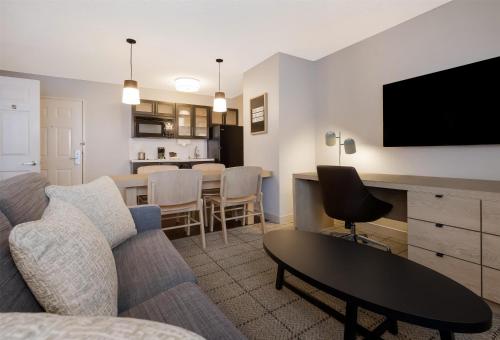 One-Bedroom Queen Suite