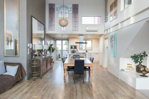 Huge Stylish Art Loft with Spa & Soaring Ceilings – khách sạn tại Sydenham