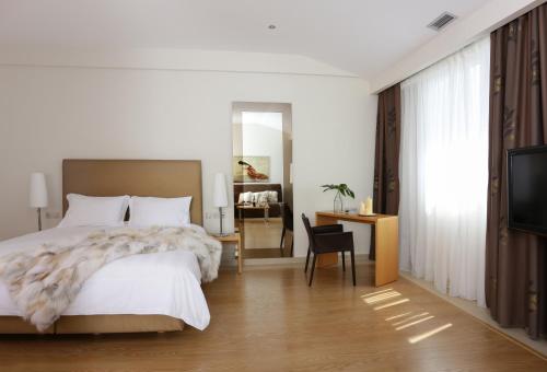Chloe Luxury Hotel - image 11