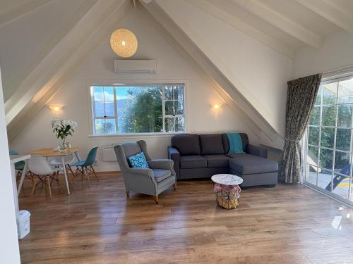 Sunny Waterfront Apartment in Macandrew Bay