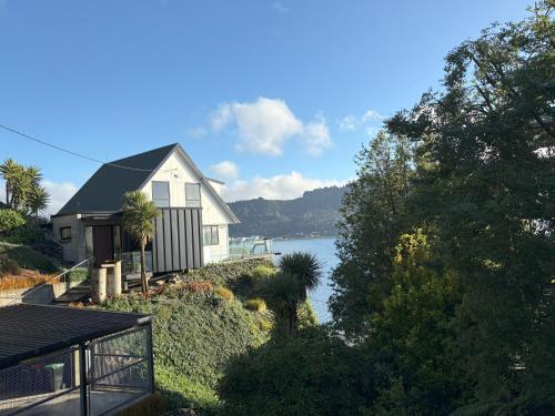 Sunny Waterfront Apartment in Macandrew Bay
