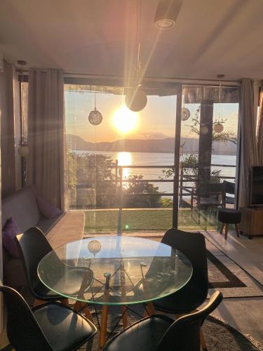 瓜鲁雅 Casamar paraiso na praia com a vista do mar dos sonhos piscina e spa 4星级 民宿 餐厅