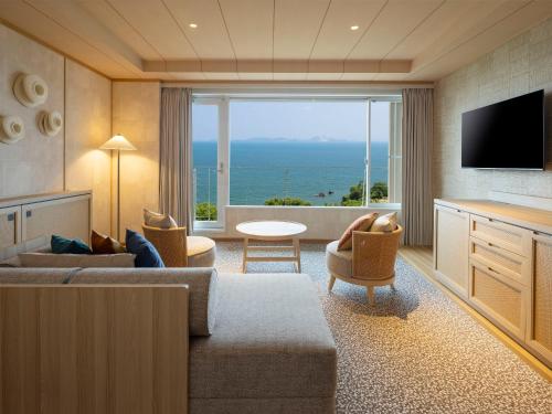 Deluxe Room up to 5 Adults - Ocean View with View Bath
