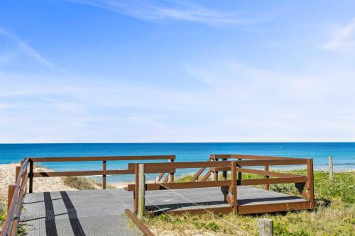 Beachfront with pool ocean views and pet friendly, Buddina (photo 5)