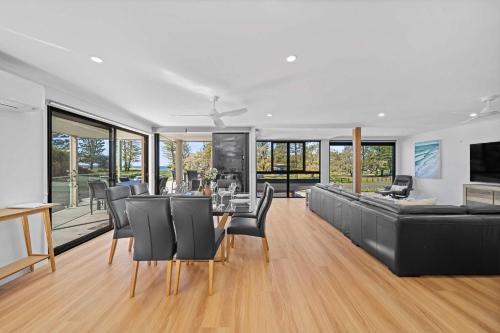 Beachfront with pool ocean views and pet friendly, Buddina (photo 3)