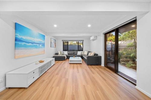 Beachfront with pool ocean views and pet friendly, Buddina (photo 9)