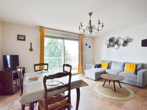 Spacieux appartement refait à neuf avec balcon et garage, proche centre-ville