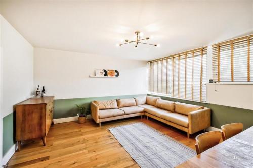 Spacious & stylish 3 bed duplex flat in London