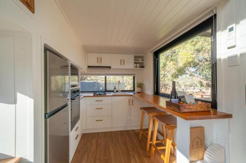 Parcoola Retreats Secluded riverside escape in บาร์เมรา