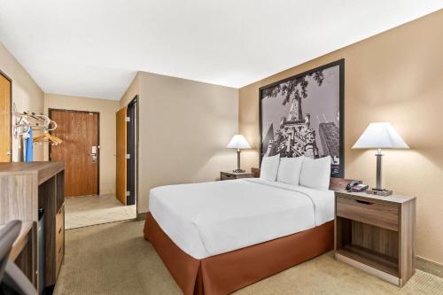 Super 8 by Wyndham Elgin - image 8