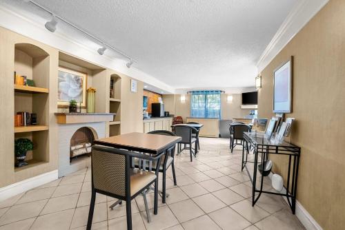 مطعم, Howard Johnson by Wyndham Columbus Fort Moore in كولومبوس