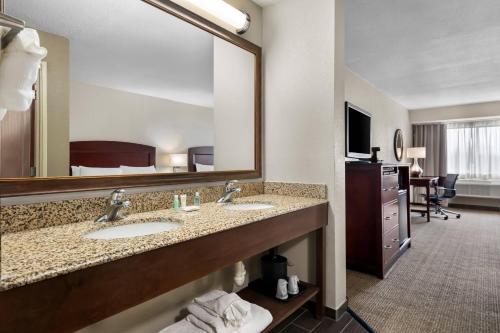 Comfort Inn and Suites North East - image 11