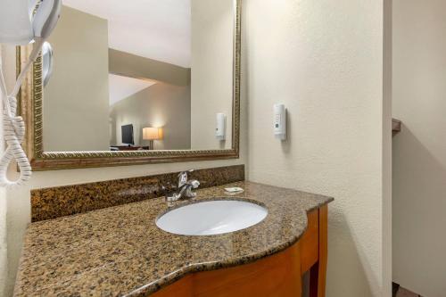 Quality Inn Lumberton - image 14