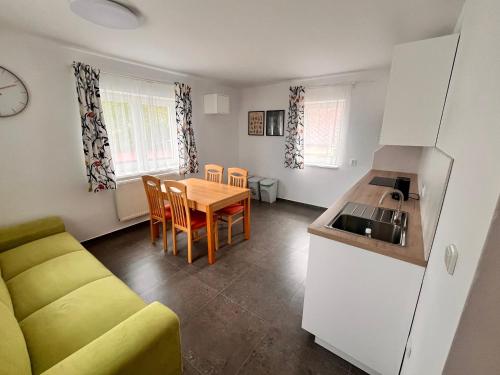 virtuve, Apartmány Žlutý dům (Apartmany Zluty dum) in Troskovice