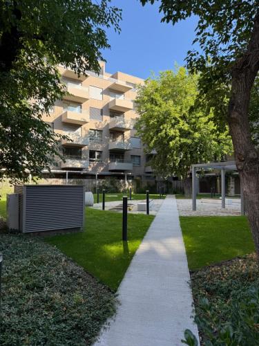 Moderný 1-izbový apartmán s terasou, raňajkami a parkovaním, Bratislava (Foto 6)